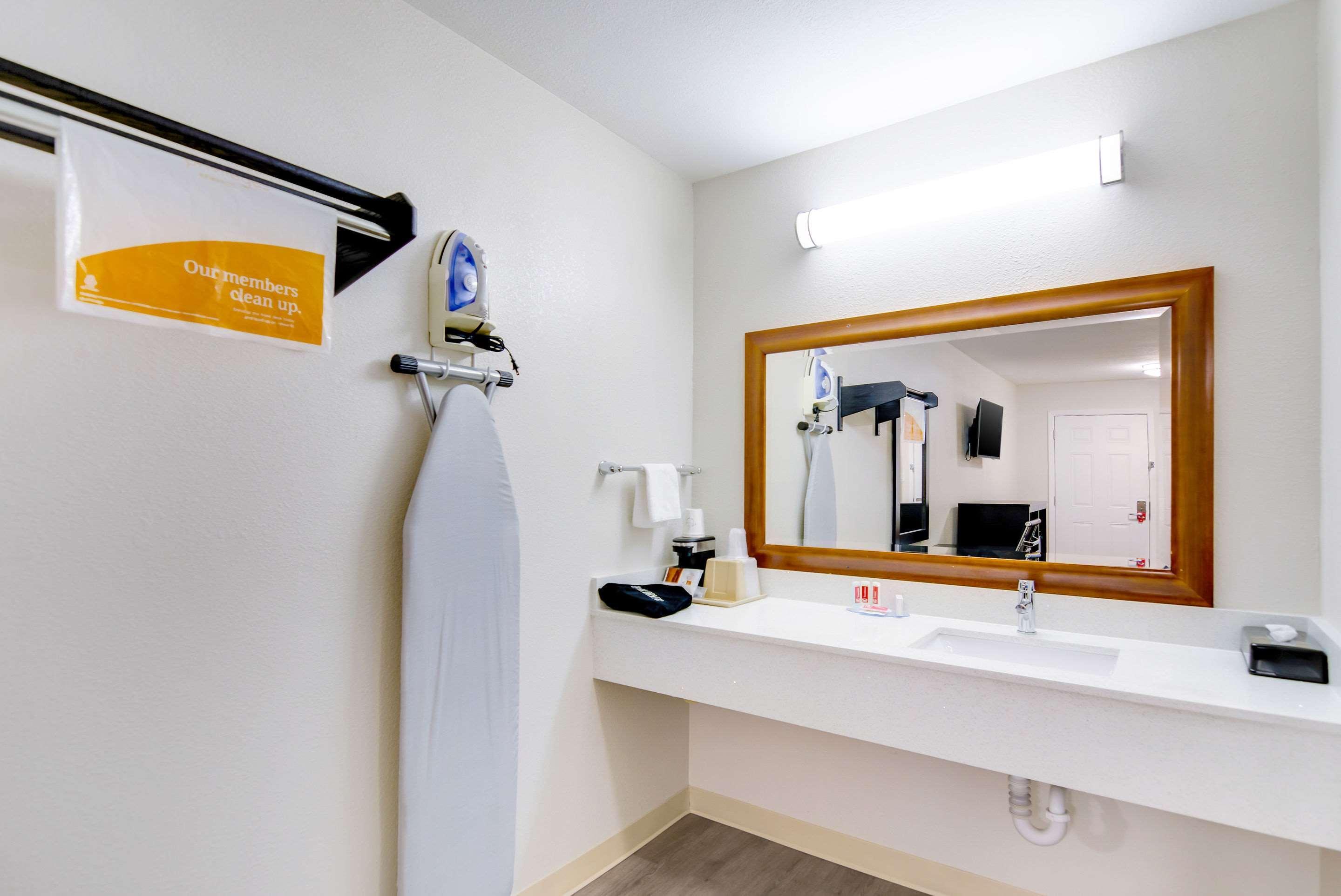 Super 8 By Wyndham Palestine Tx Hotel Ngoại thất bức ảnh
